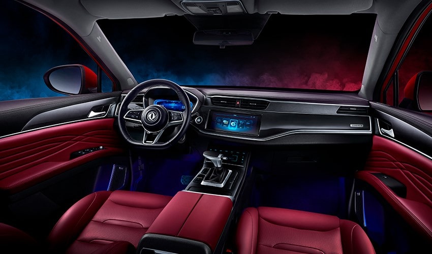 Parte interior de la Glory ix5 con asientos rojos