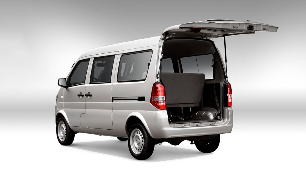 Minivan de pasajeros china DFSK K07S color plata con la puerta trasera abierta. 