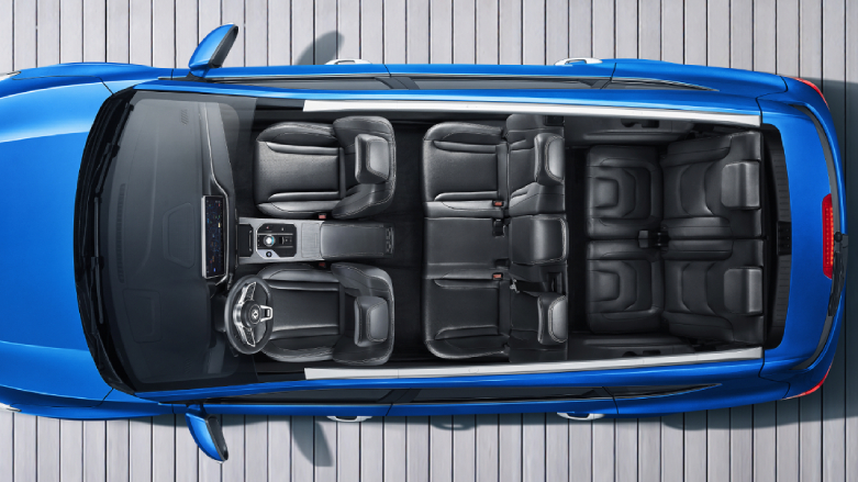 <p>SUV 3 filas de asientos color azul con vista desde arriba.</p>