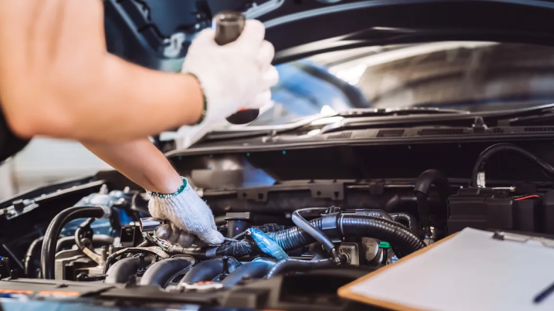 <p>Especialista en servicio técnico revisando el motor de un vehículo.</p>