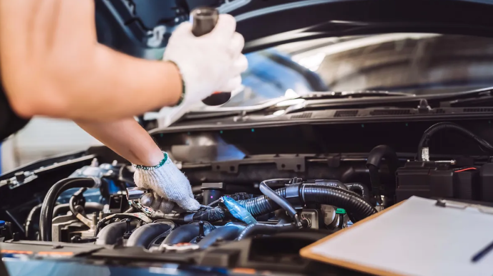 <p>Especialista en servicio técnico revisando el motor de un vehículo.</p>