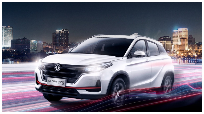 <p>Camioneta Small SUV DFSK Glory 500 blanca en camino luminoso con ciudad de fondo.</p>