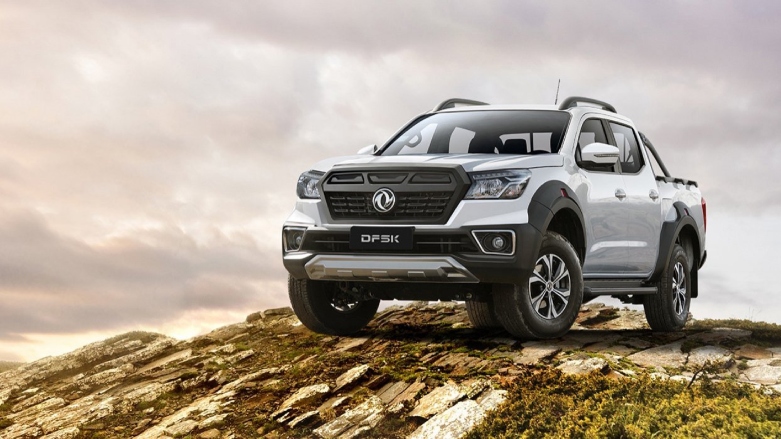 <p>Camioneta de Carga Pick UP D1 color plateada estacionada en terreno rocoso.</p>