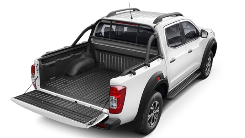 Vista trasera de Camioneta de Carga Pick UP D1 color blanca con el baúl abierto.