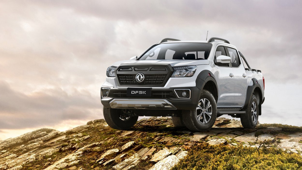 <p>Camioneta de Carga Pick UP D1 color plateada estacionada en terreno rocoso.</p>