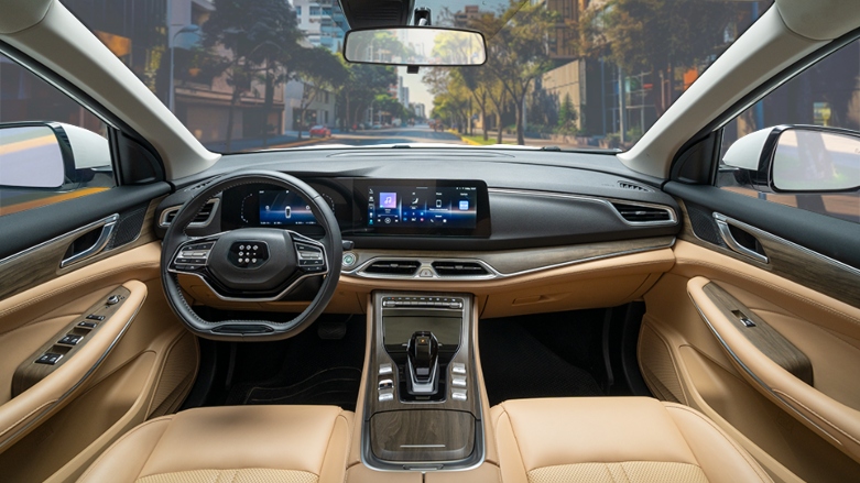 Vista de los asientos delanteros de camioneta SUV hibrida enchufable DFSK E5 con interior de lujo.