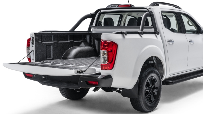 Vista trasera de Camioneta de Carga Pick UP D1 color blanca.