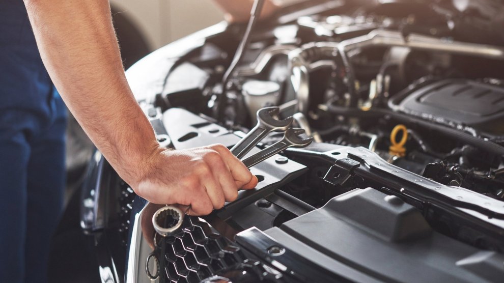 <p>Técnico vehícular revisando el estado de un motor de vehículo.</p>