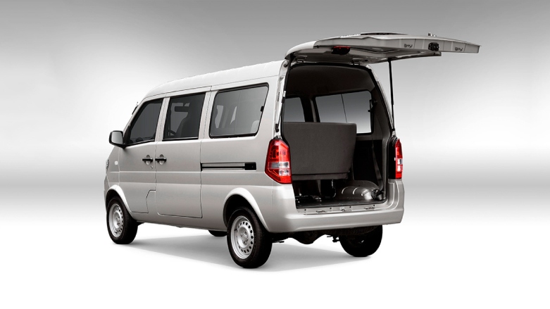 Minivan DFSK K07S con el baúl abierto.