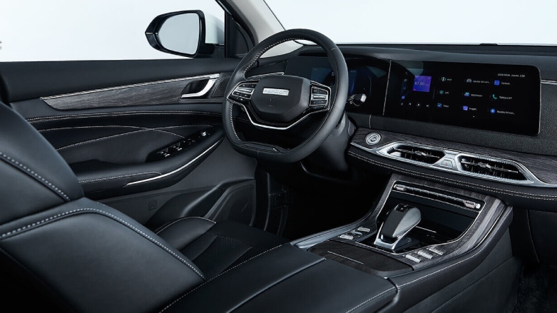 Vista interior del SUV familiar DFSK Glory 600 con pantalla táctil y cabina de lujo.