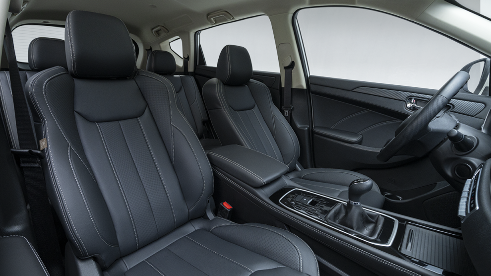 <p>Vista interior de camioneta de 3 filas de asientos DFSK Glory 580.</p>