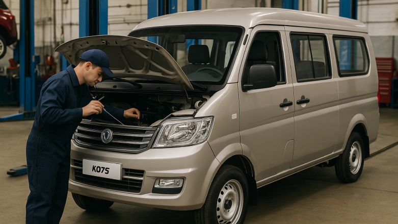 Técnico vehicular realizando un mantenimiento preventivo a un minibús DFSK K07S.