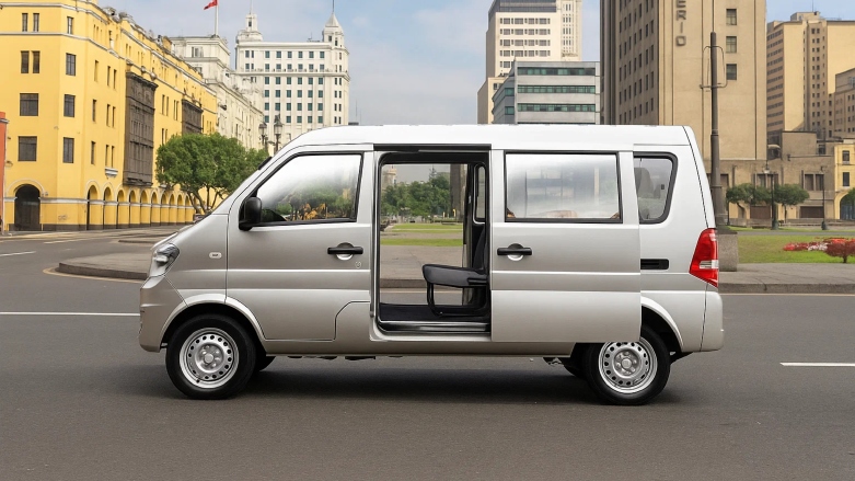 Vista lateral de Minivan de turismo DFSK K07S color plateada con puertas de pasajeros abiertas.