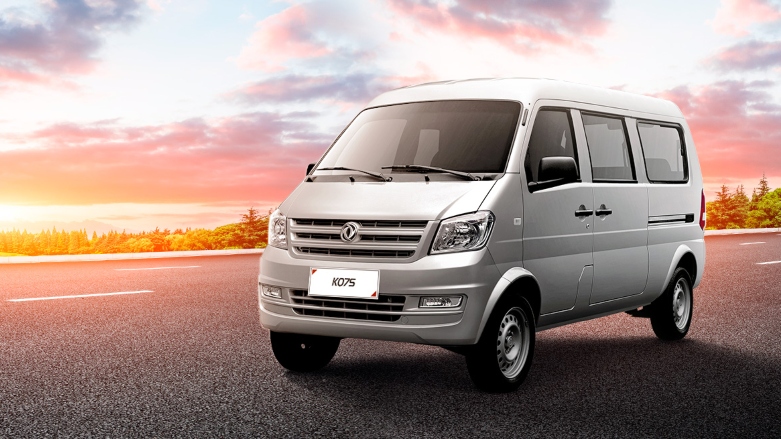 <p>Minivan de turismo DFSK K07S color plateada estacionada en carretera de la ciudad.</p>