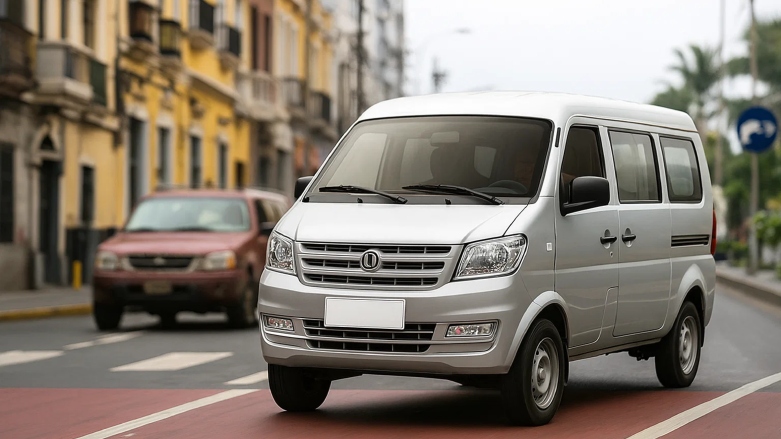 Minivan de turismo DFSK K07S color plateada siendo conducida por calles de Perú.