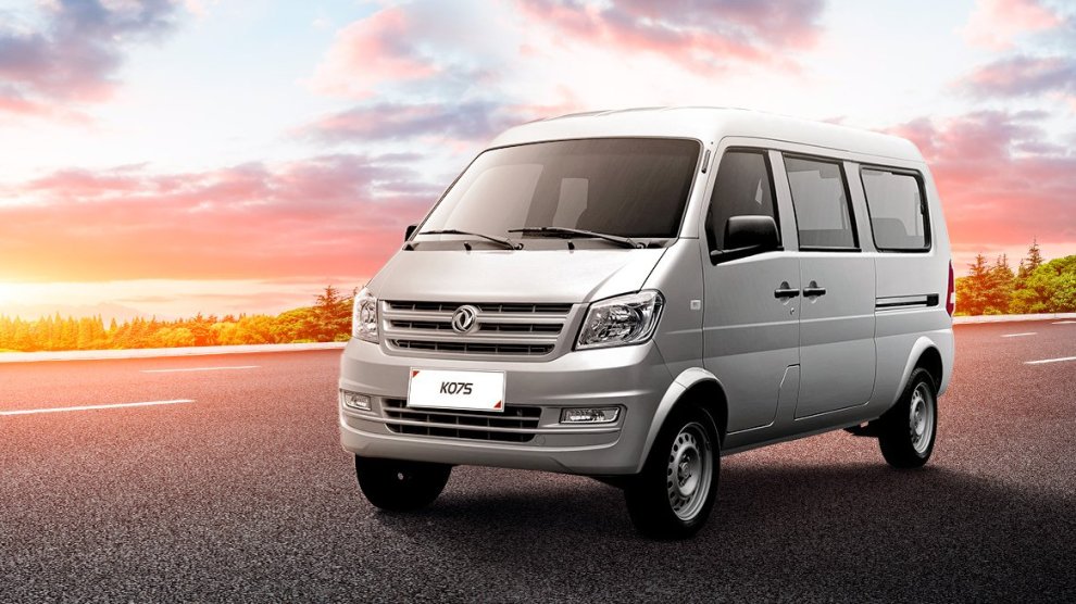 <p>Minivan de turismo DFSK K07S color plateada estacionada en carretera de la ciudad.</p>