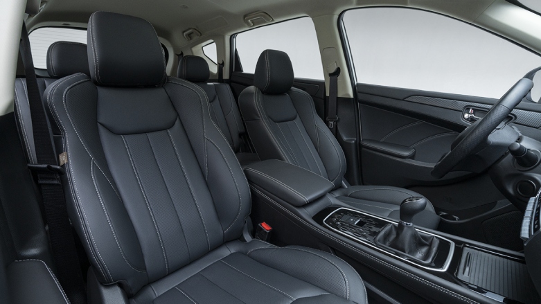Vista interior de SUV Glory 580 con asientos de cuero.
