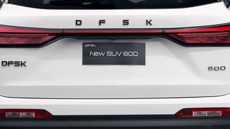 Vista trasera de SUV DFSK Glory 600 color blanca con luces led.