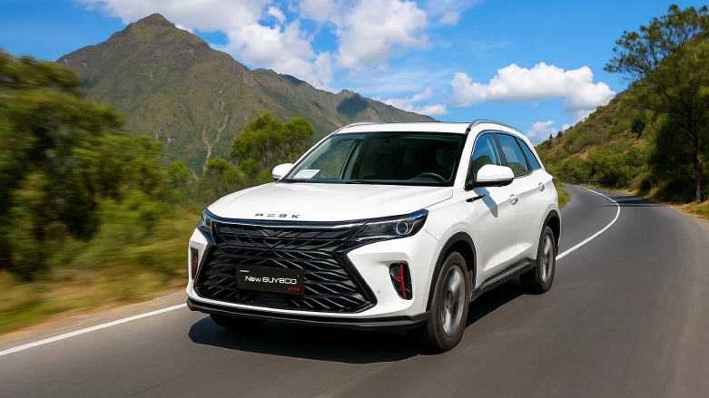 <p>SUV DFSK Glory 600 color blanca siendo conducida por carretera con montañas de fondo.</p>
