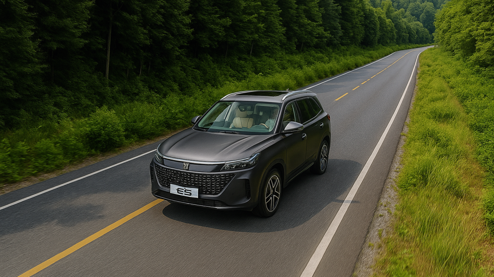 Auto hibrido enchufable DFSK E5 color negro siendo conducido por carretera en medio de la naturaleza.