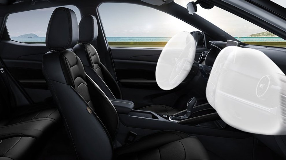 Vista interior de SUV Glory 500 con muestra de airbags.
